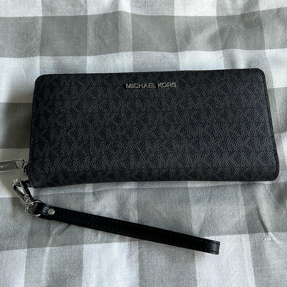 Michael Kors Wallet - Picture 1 of 5